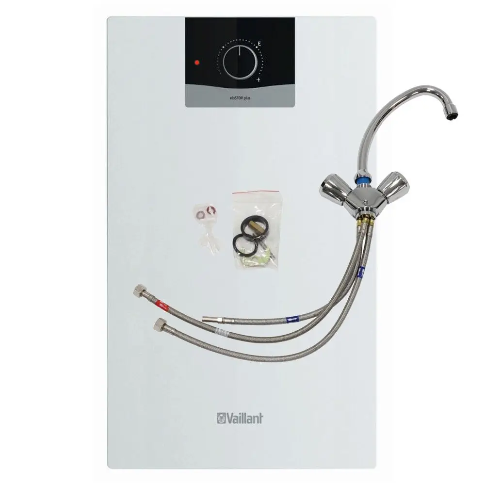 Vaillant Wassererwärmer mit Bedienfeld, zwei flexiblen Anschlussschläuchen und einem Armaturenset, auf weißem Hintergrund. Zubehörteile in transparenter Tüte.